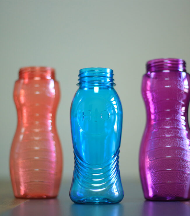 عبوات مياه بلاستيكيه بالوان مختلفه